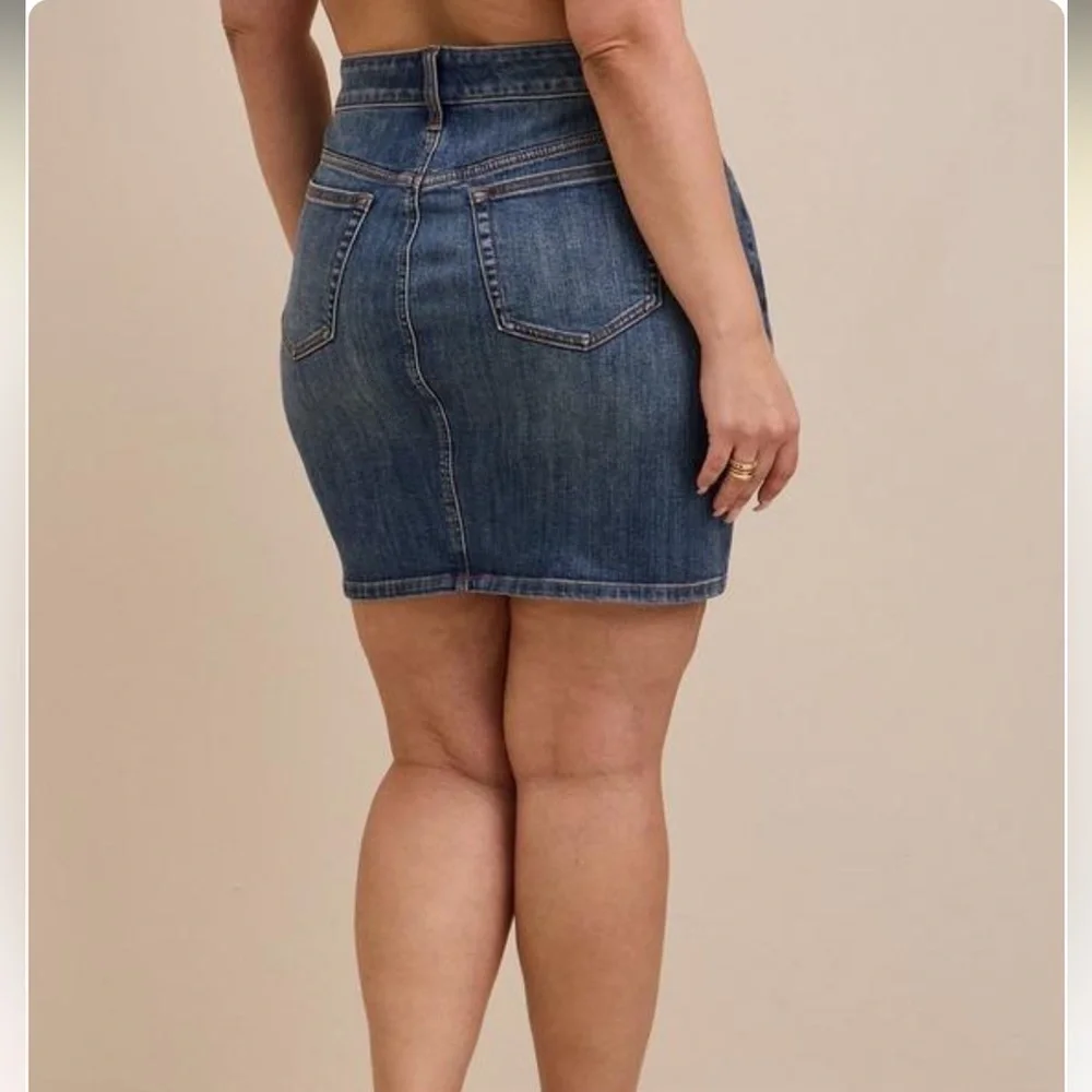 Torrid Mini Denim Straight Skirt Medium Wash Size 24 NWT